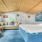 2 Bedroom Lovely In 度假居