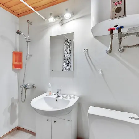 2 Bedroom Lovely In Nyaraló