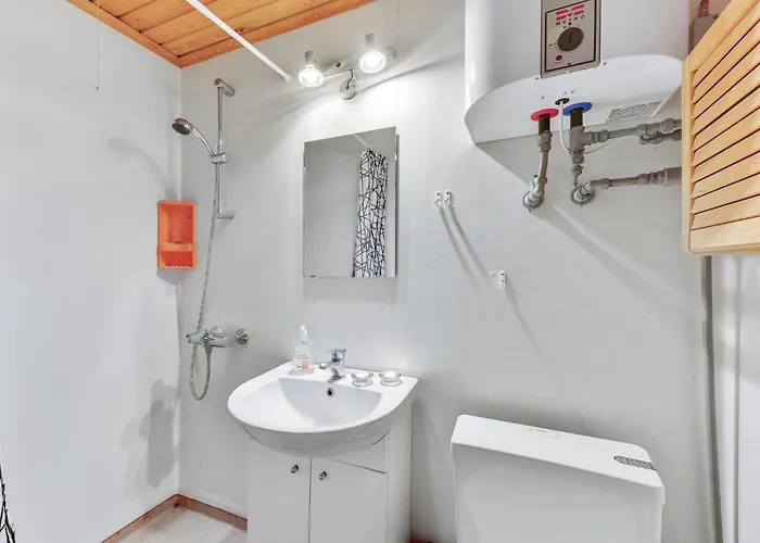 2 Bedroom Lovely In Holiday home